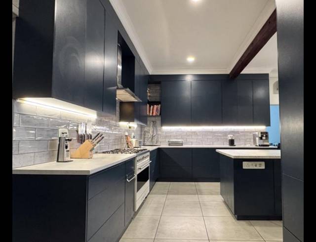 4 BEDROOM HOUSE FOR SALE IN STRAND NORTH